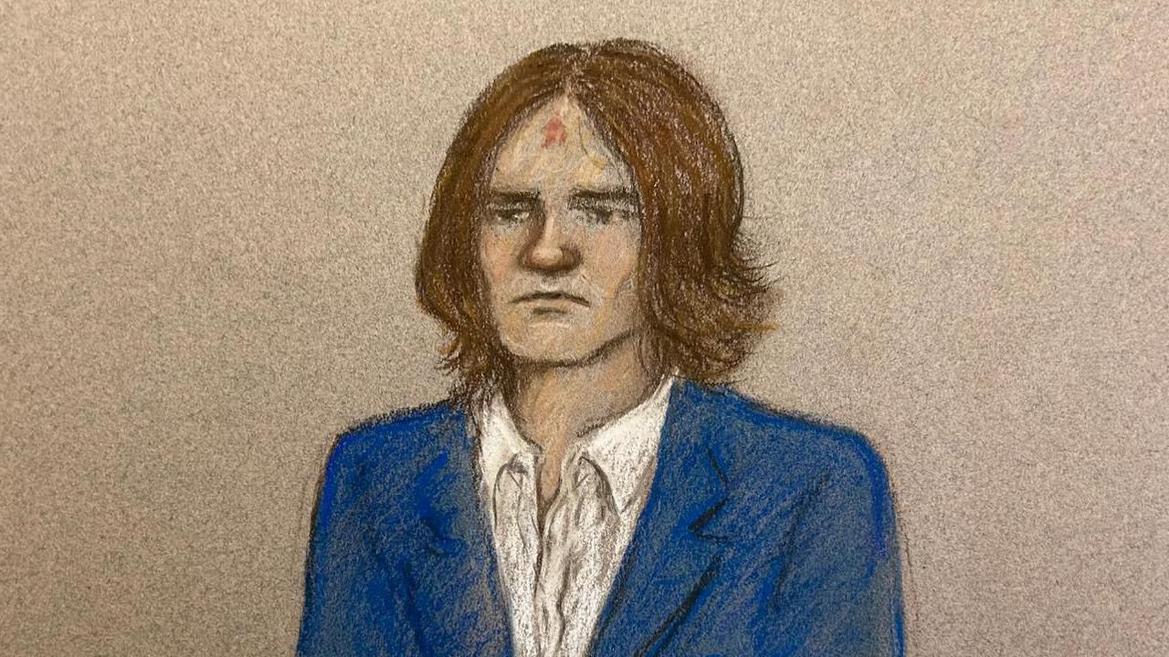 Llun artist o McKenzie Morgan yn y llys