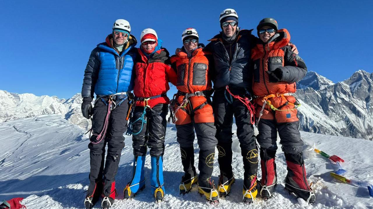 Catrin gyda'i thîm bychan o bump ar gopa Ama Dablam