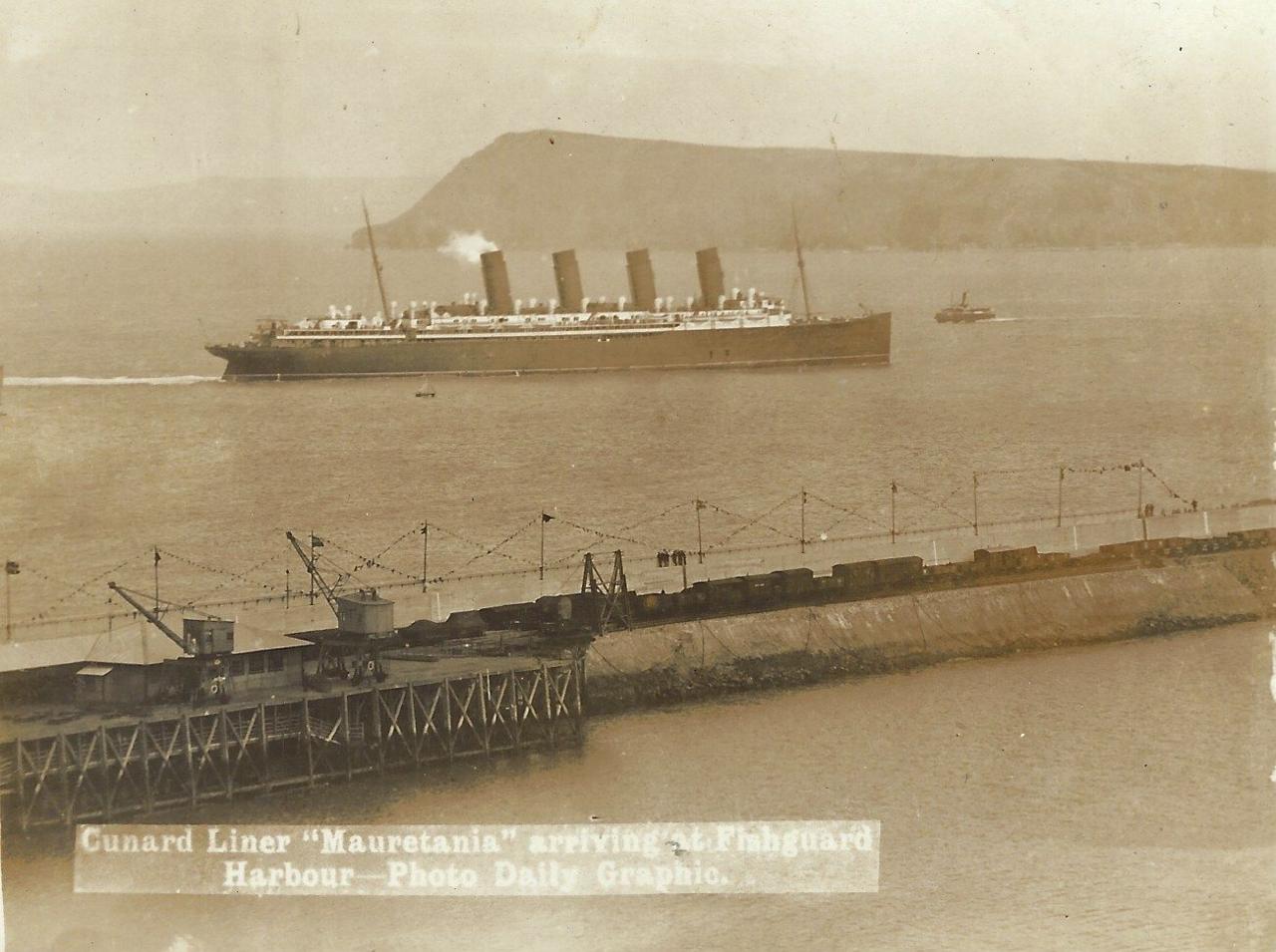 Y Mauretania yn glanio yn Abergwaun