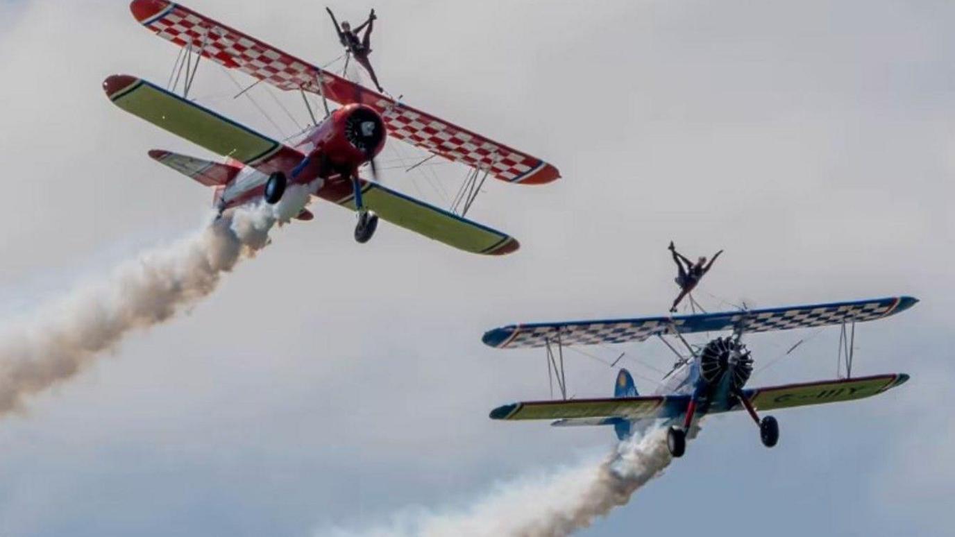 Wing walkers on two bi-planes
