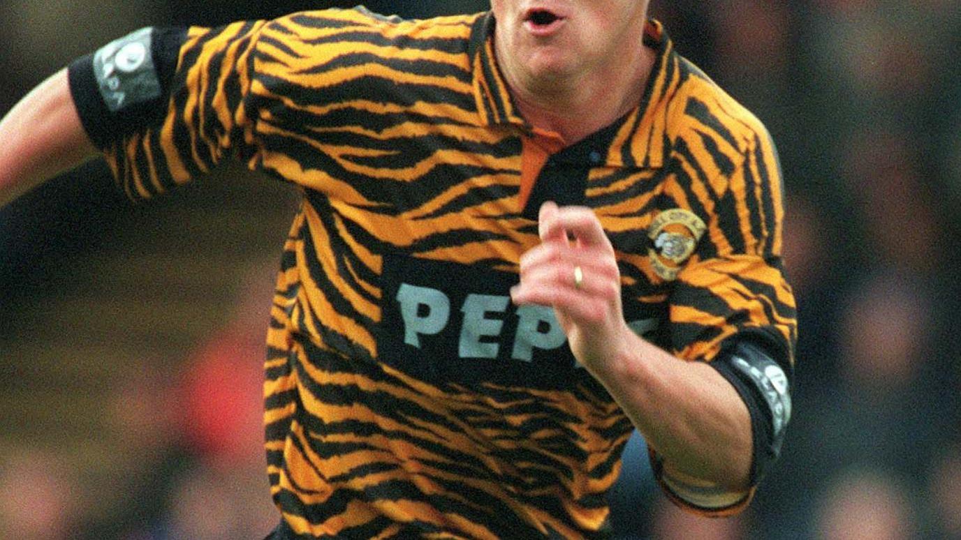 Hull CIty 1992-93 home shirt