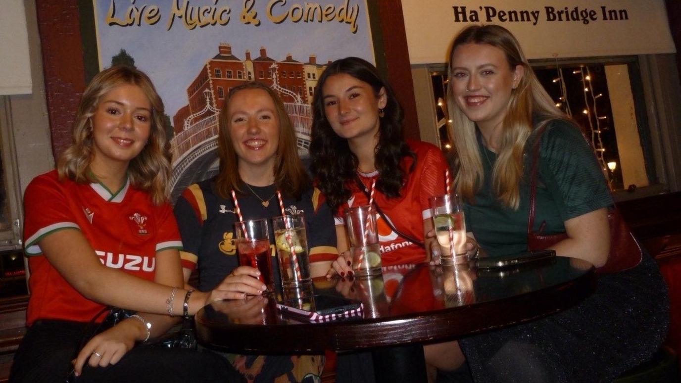 Efa o Gwm Gwendraeth yn y top gwyrdd