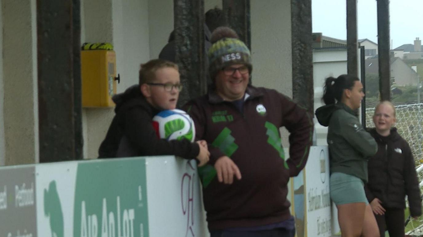 Coinneach Roddy (sa bhonaid) a' coimhead seisean treànaidh aig Pàirc nan Còig Pèighinnean 