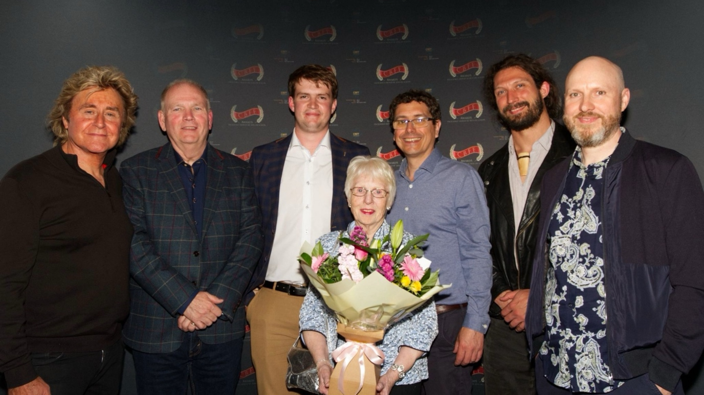 Cast a chriw 'A pack of five' gyda Elsa Davies 