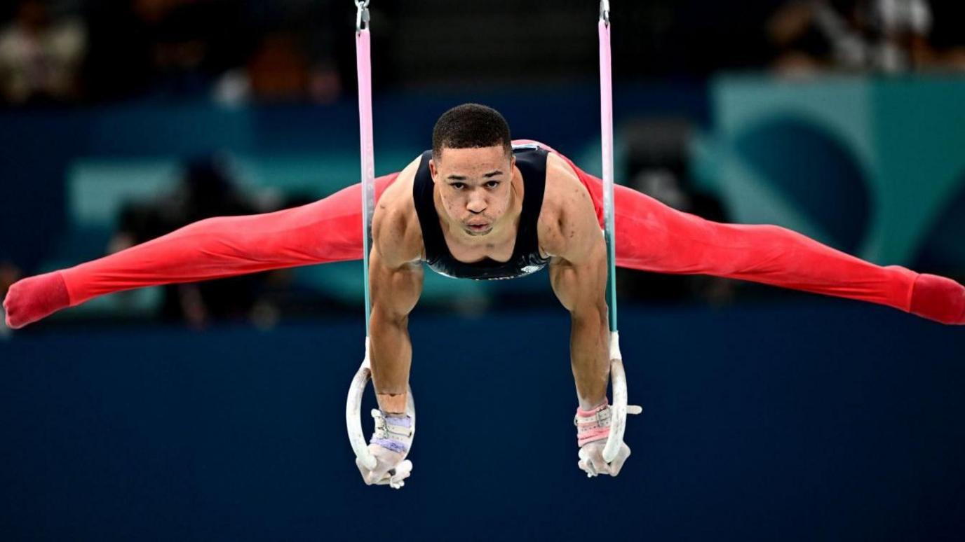 Joe Fraser in red trousers performing on the Rings