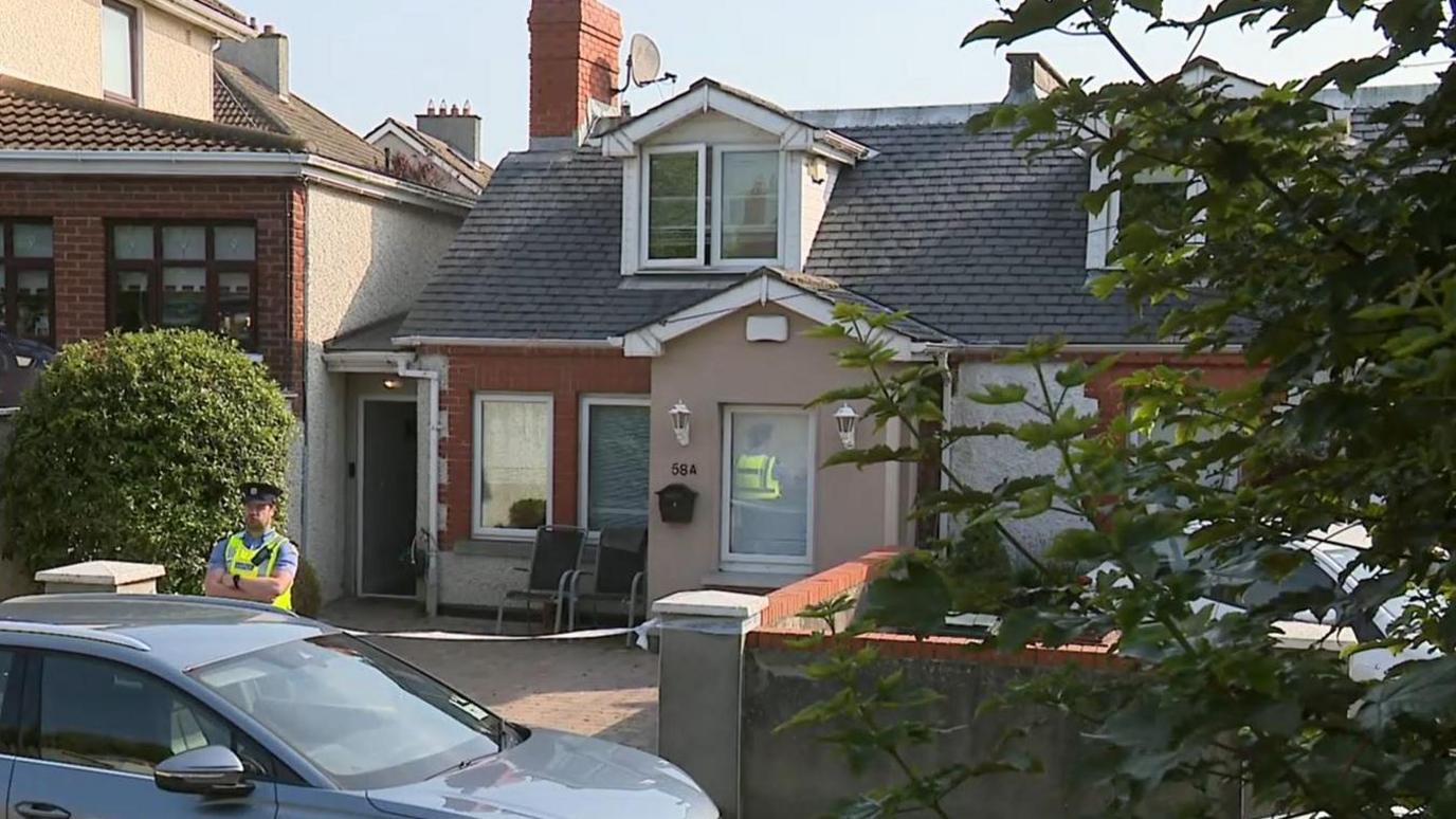 Officer stands out Mooney house in Dublin