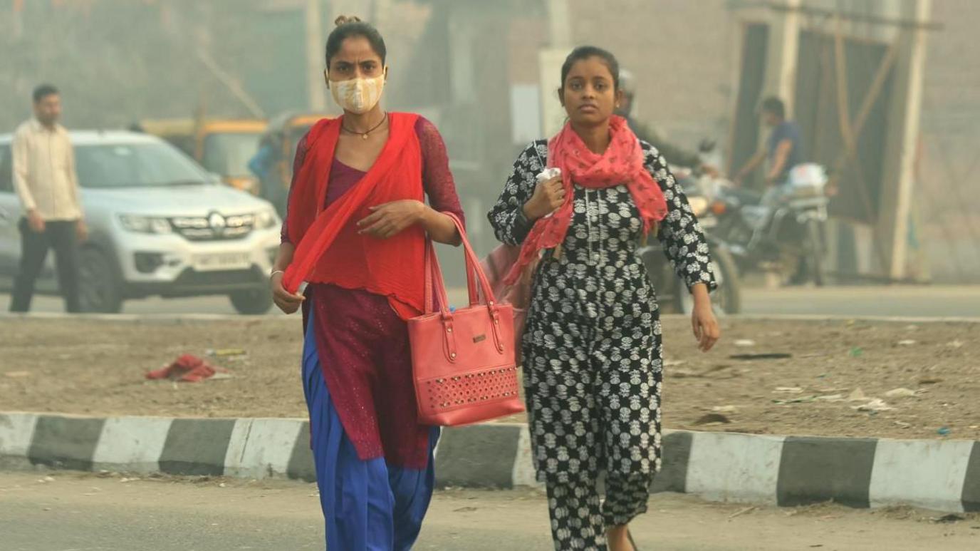 women walking in smog in Delhi on 15 Nov