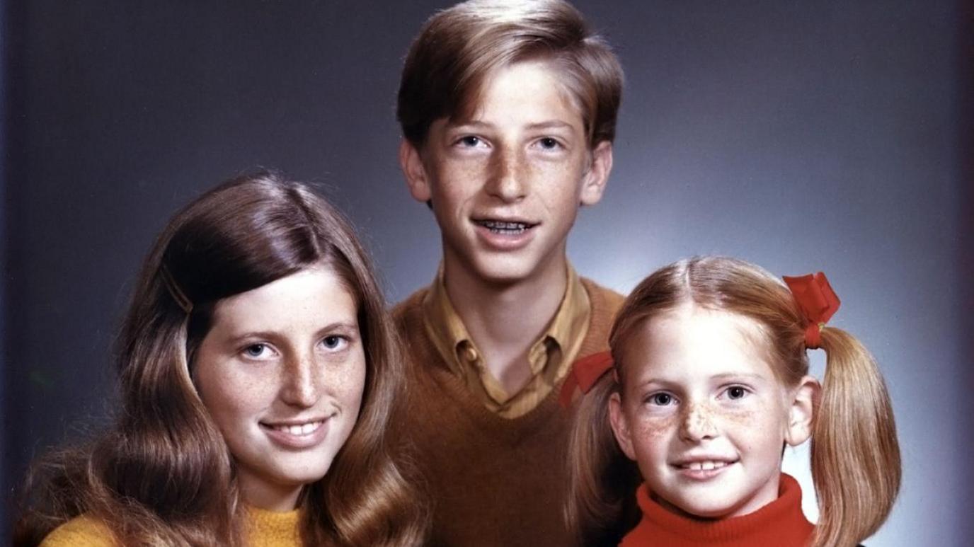 Bill Gates as a child, with his sisters on either side of him, in a 1971 photograph