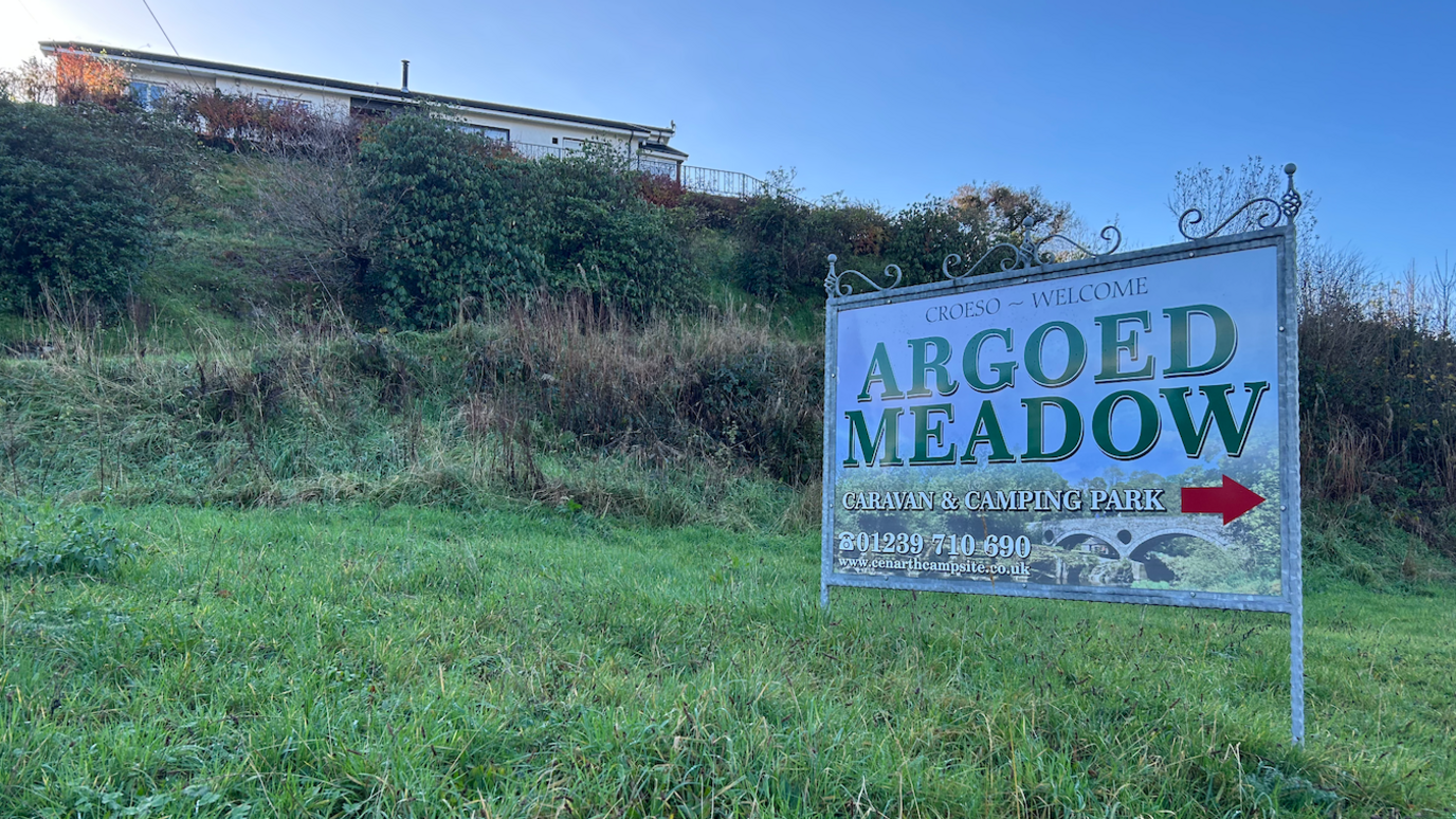 Arwydd Argoed Meadows yng Nghenarth.
