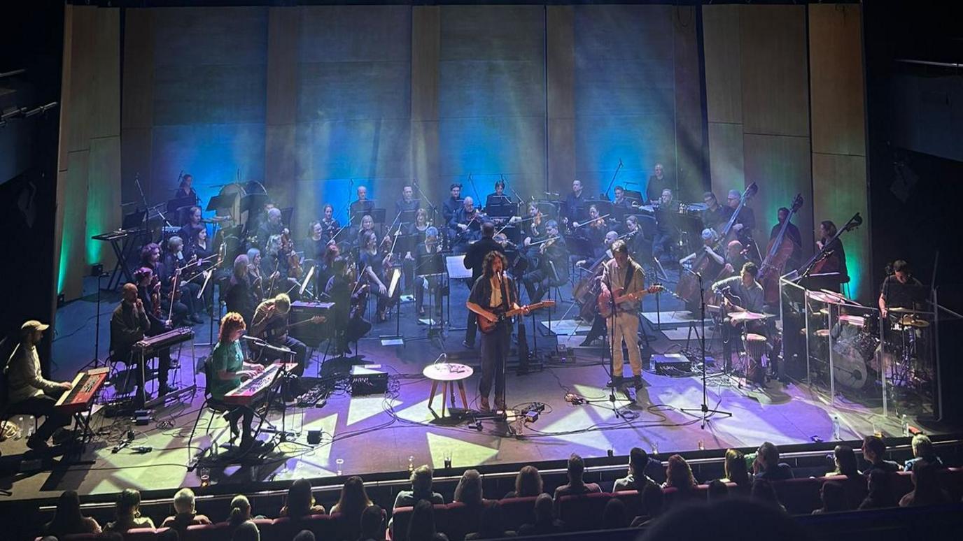 Cowbois a'r Gerddorfa