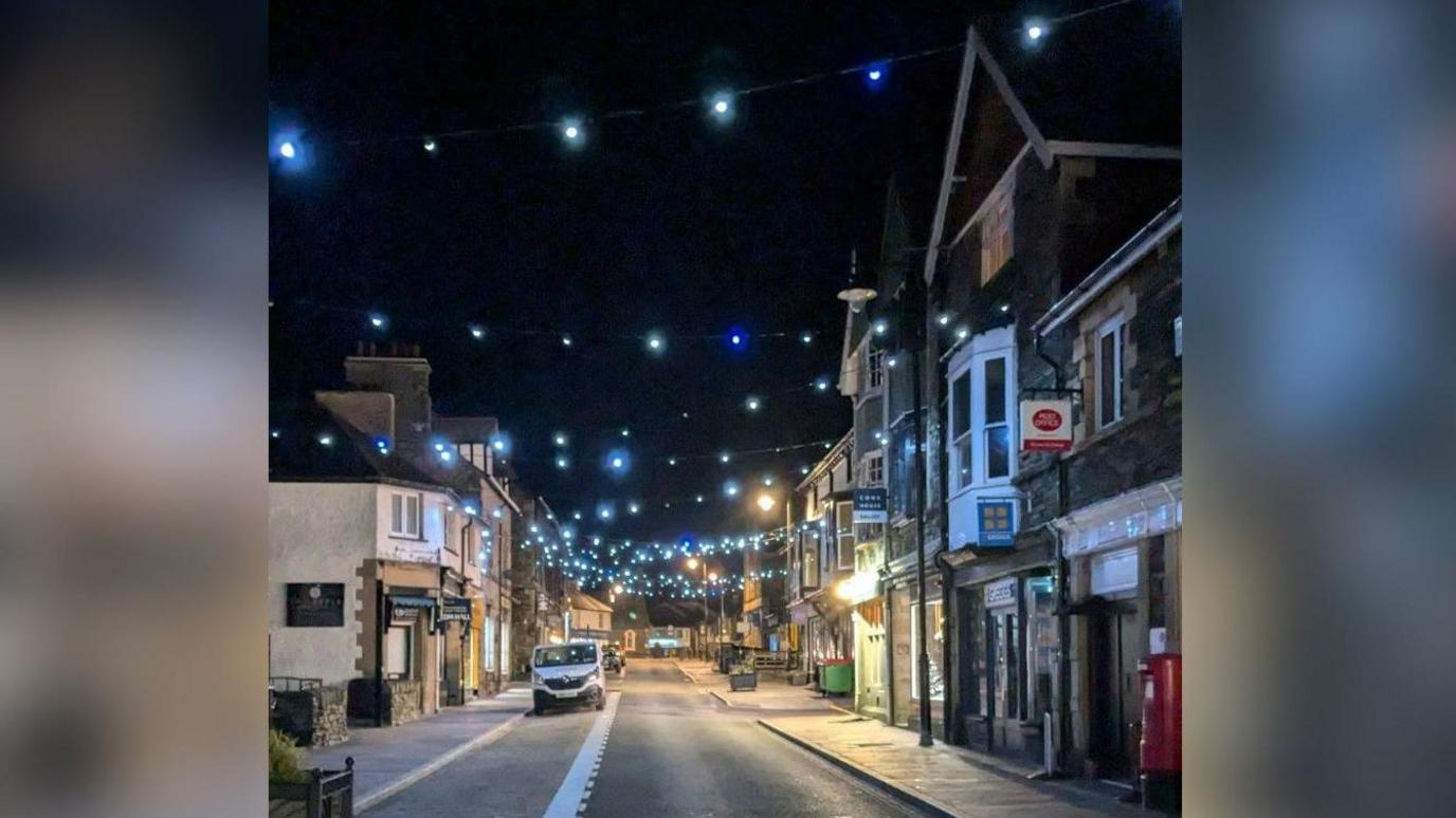 One of the main streets in Windermere with blue Christmas lights twinkling.