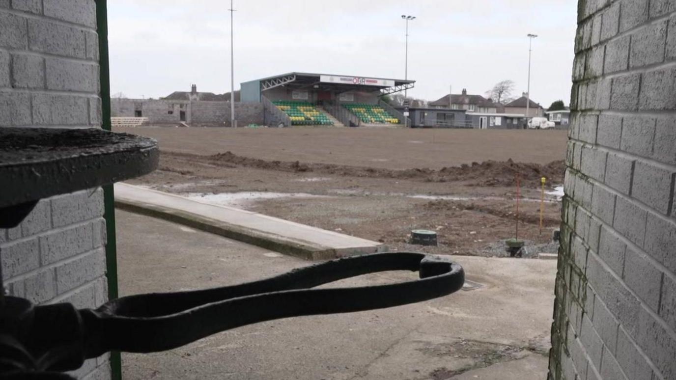 Yr Oval yng Nghaernarfon