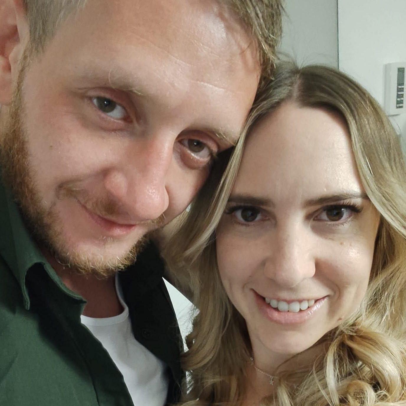 Mae tipyn wedi newid i Rhys a Kate ers iddyn nhw gwrdd 14 o flynyddoedd yn ôl