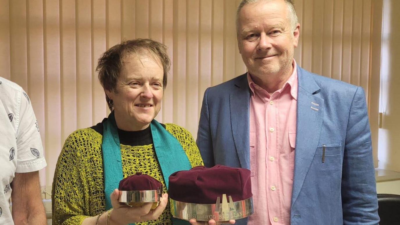 Karen Owen gyda'i choronau, a Gerwyn Williams, y beirniad