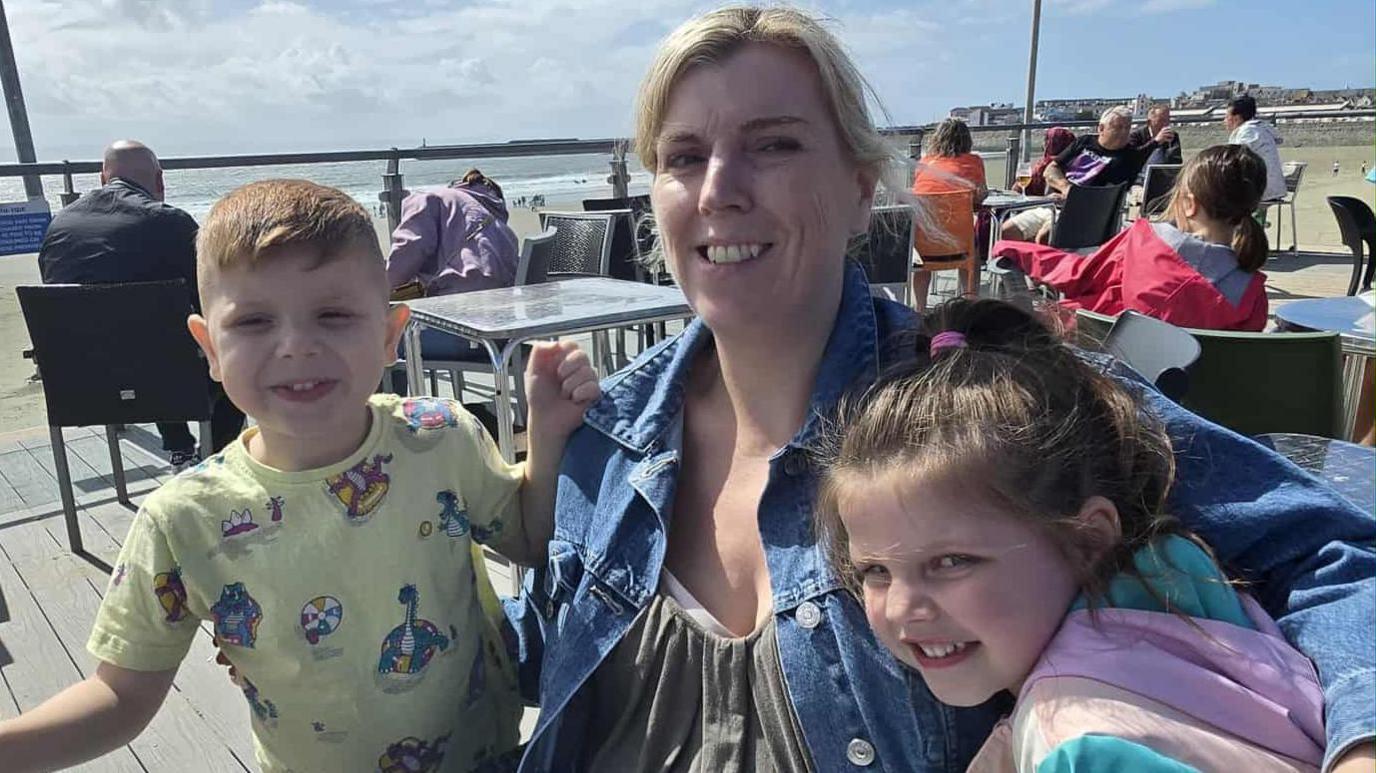 Llun Stacey gyda'i mab Brayen a'i wyres