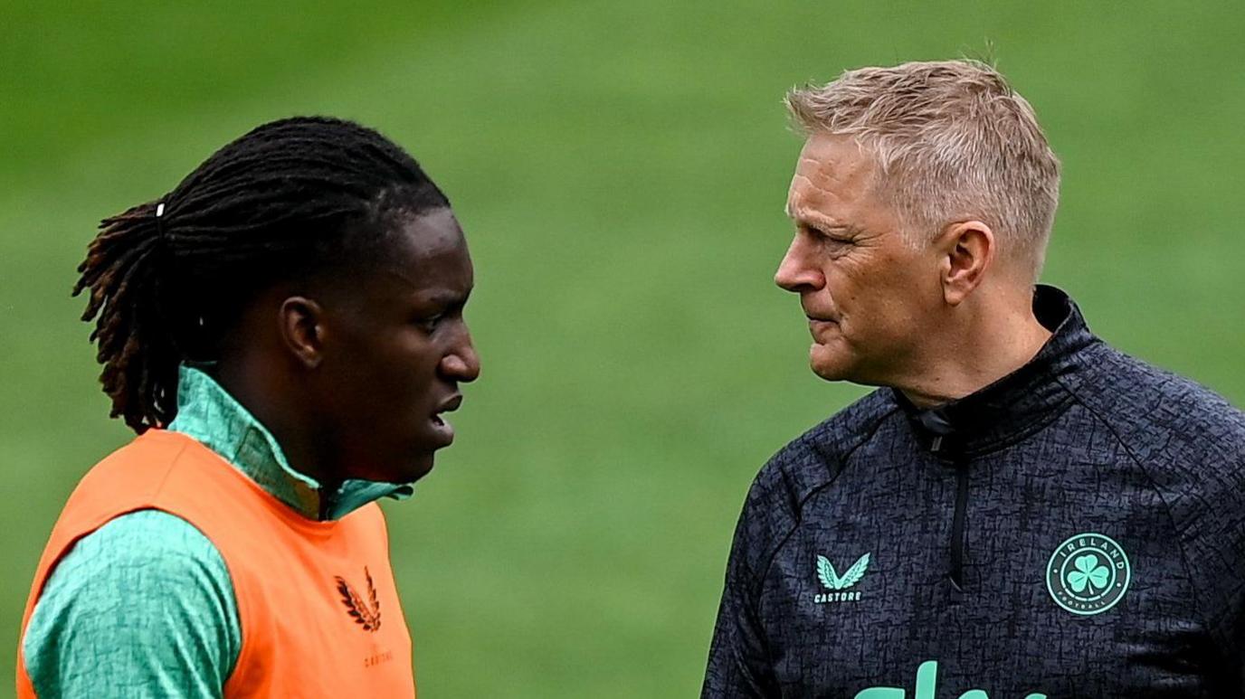 Bosun Lawal pictured with Heimir Hallgrimsson during Republic of Ireland training