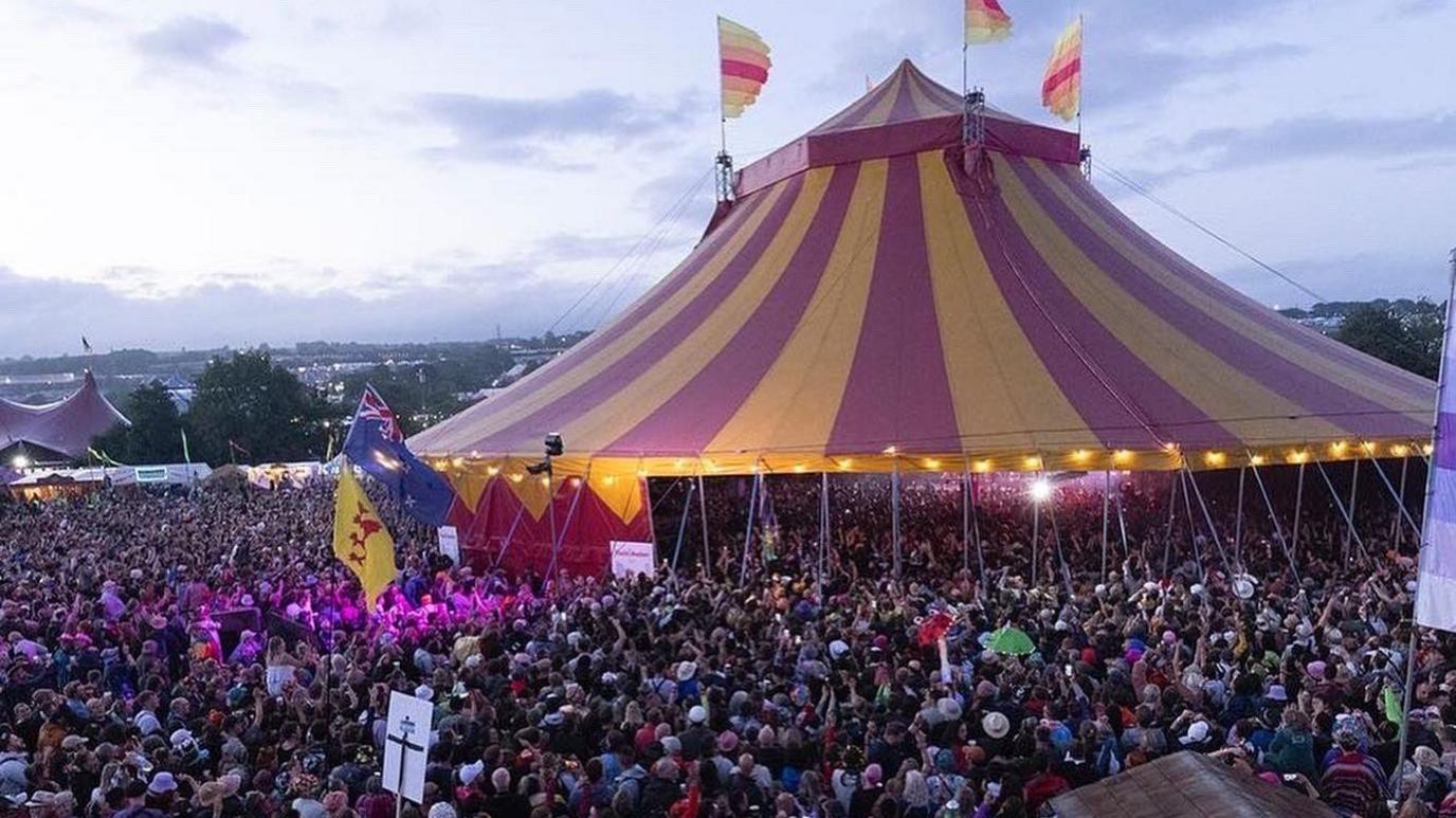 Fans crowding to see Sugababes at the 2022 Glastonbury Festival