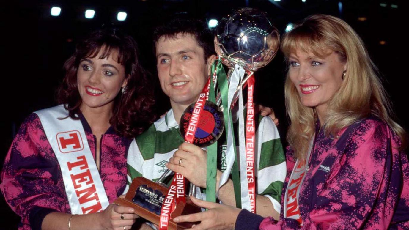 John Collins en el Tennent's Soccer Sixes