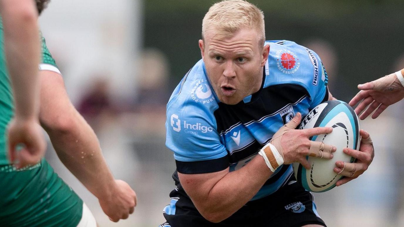 Tinus de Beer attacks for Cardiff