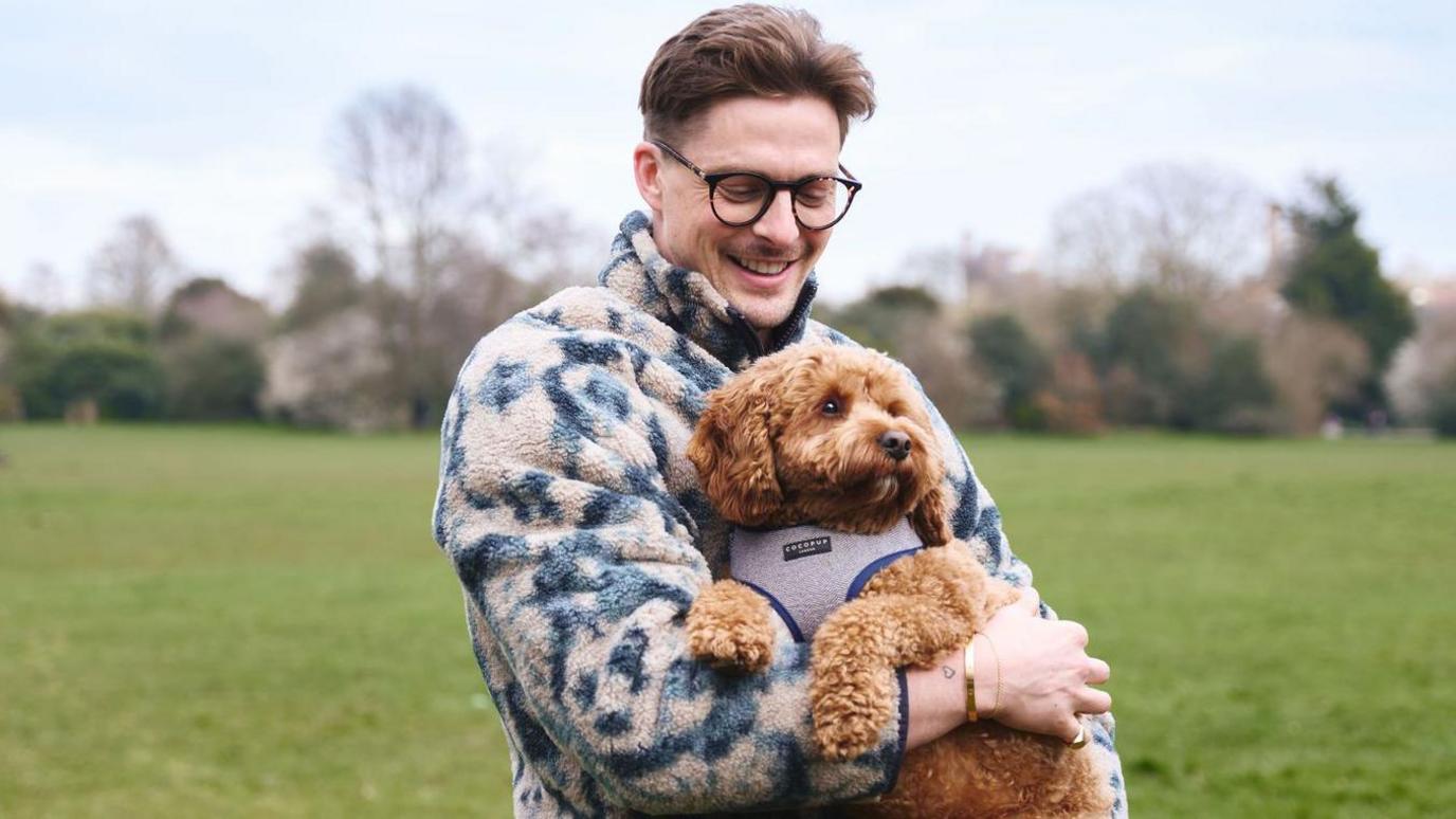 Dr Alex George a'i gi, Rolo