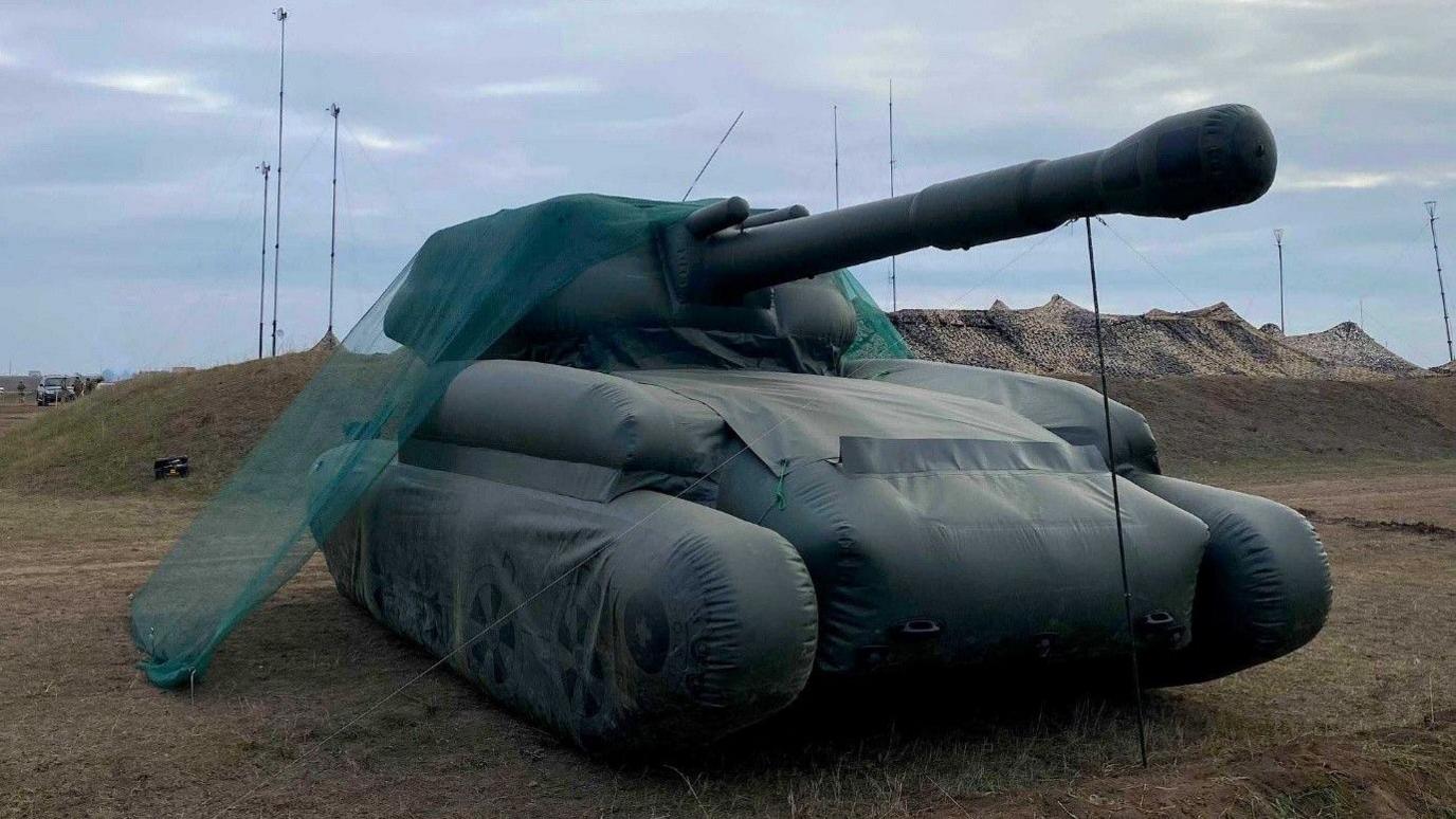 An inflatable Ukrainian imitation of the Acacia howitzer