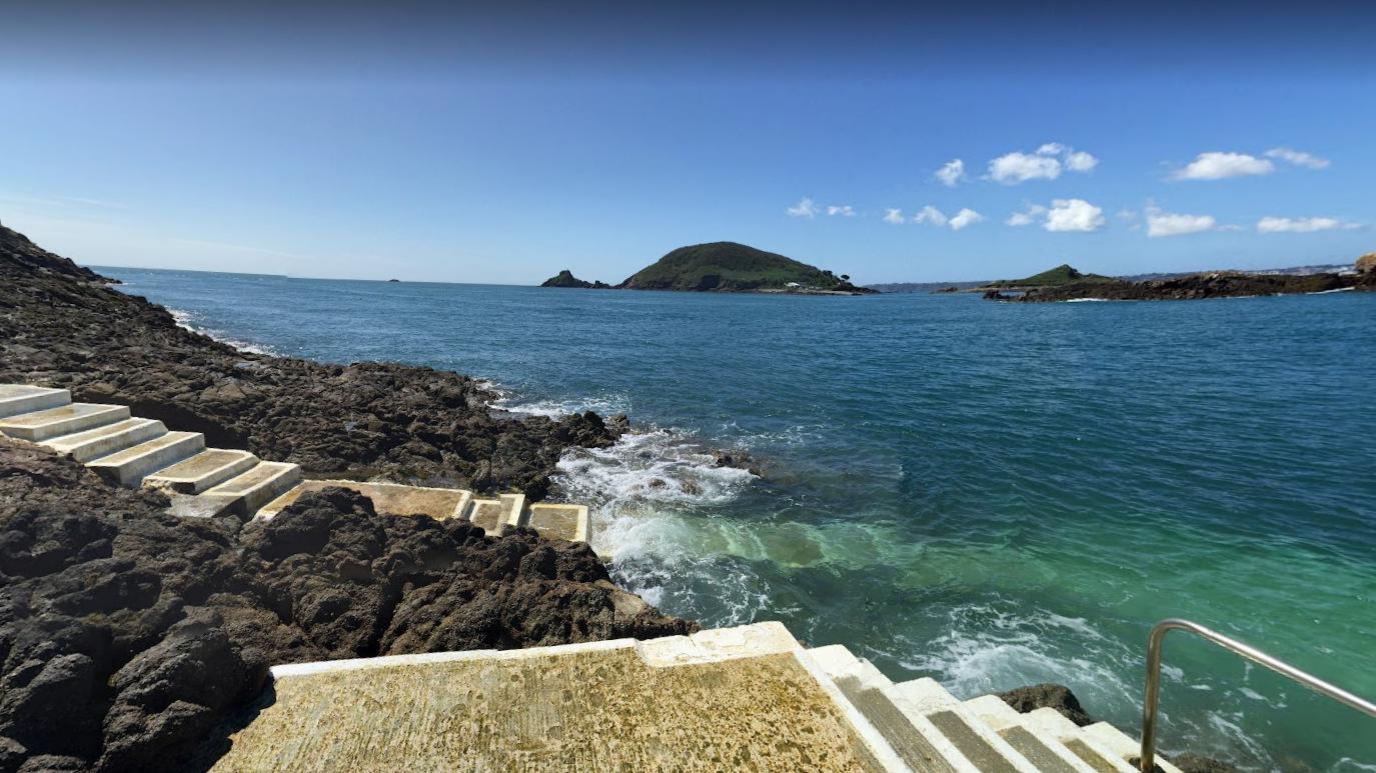 Rosaire Steps, Herm