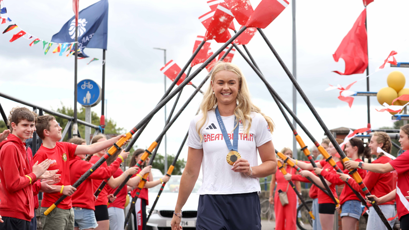 Rowers raise red paddle oars to honour Hannah Scott in Coleraine