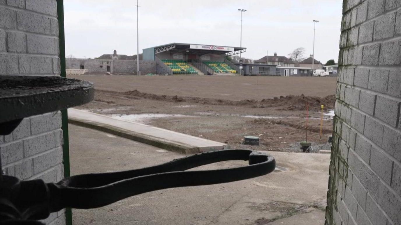 Yr Oval yng Nghaernarfon