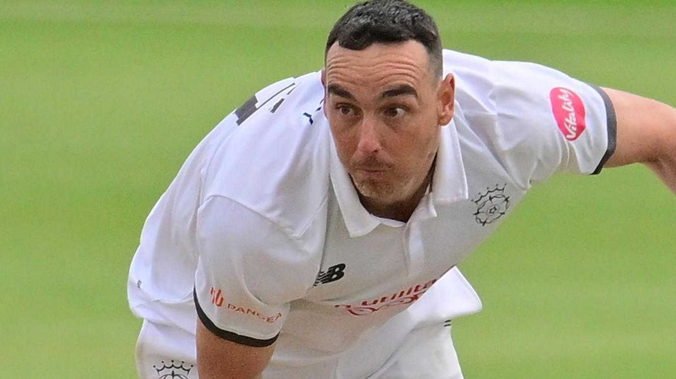 Kyle Abbott bowling for Hampshire