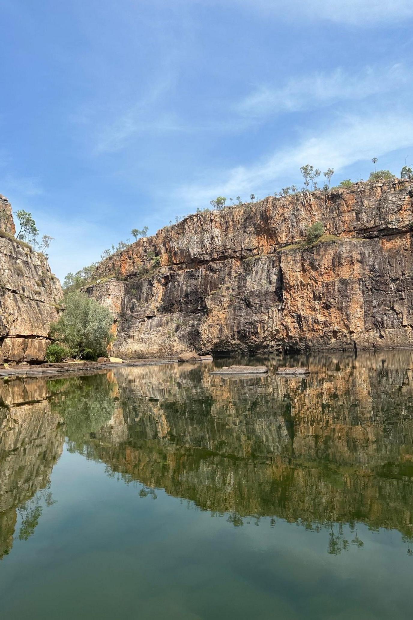 Es i ar drip i Katherine Gorge, mae'r cymuned gynfrodorol yn edrych ar ôl yr parc, ac mae yna rheolau penodol yn ei ddiwylliant yn dweud mae nhw ddim yn gallu cyffwrdd yr ddŵr