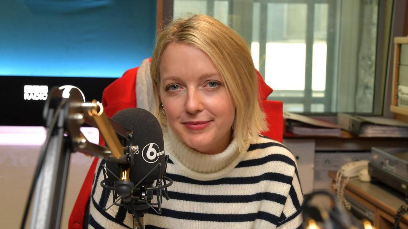 ý presenter Lauren Laverne