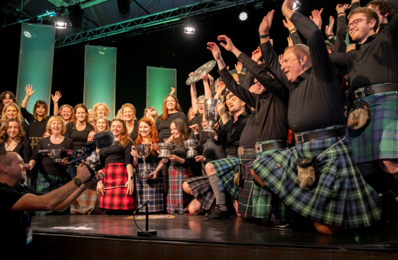 Ceòlraidh Ghàidhlig Ghlaschu a' dèanamh gàirdeachais an dèidh dhaibh Sgiath MhicShimidh is Thullaich Bhàrdainn a bhuannachadh