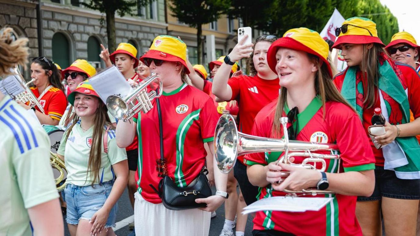 Genod Pres mewn gorymdaith