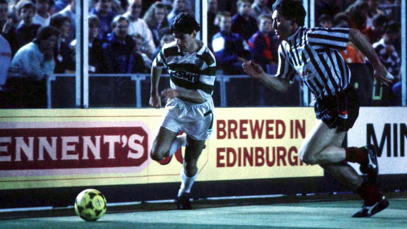 Joe Miller del Celtic en el Tennent's Soccer Sixes.