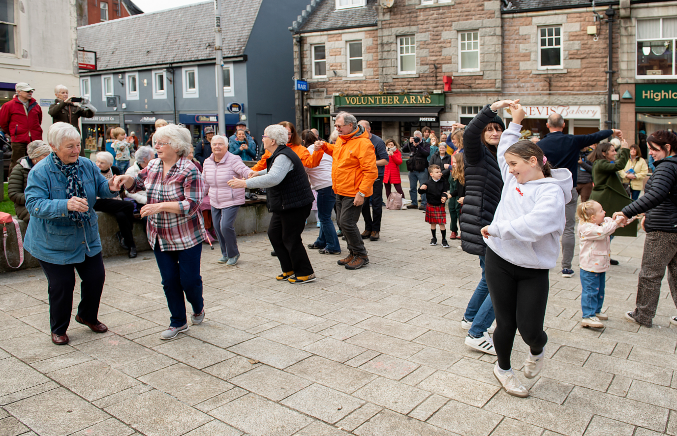 Dannsa rathaid sa Ghearasdan aig àm a' Mhòid 2025