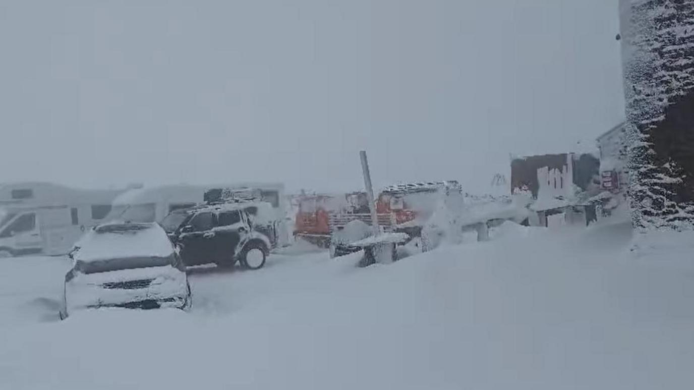 Vehicles covered in snow in the Tan Hill Inn car park