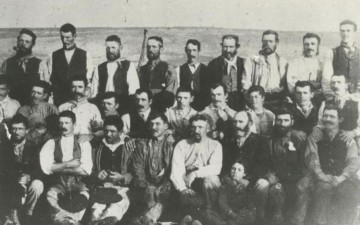 Grwp o ddyrnwyr, yn gweithio i Benjamin Brunt tua 1893. Benjamin y'w trydydd o'r dde (rhes gwaelod)