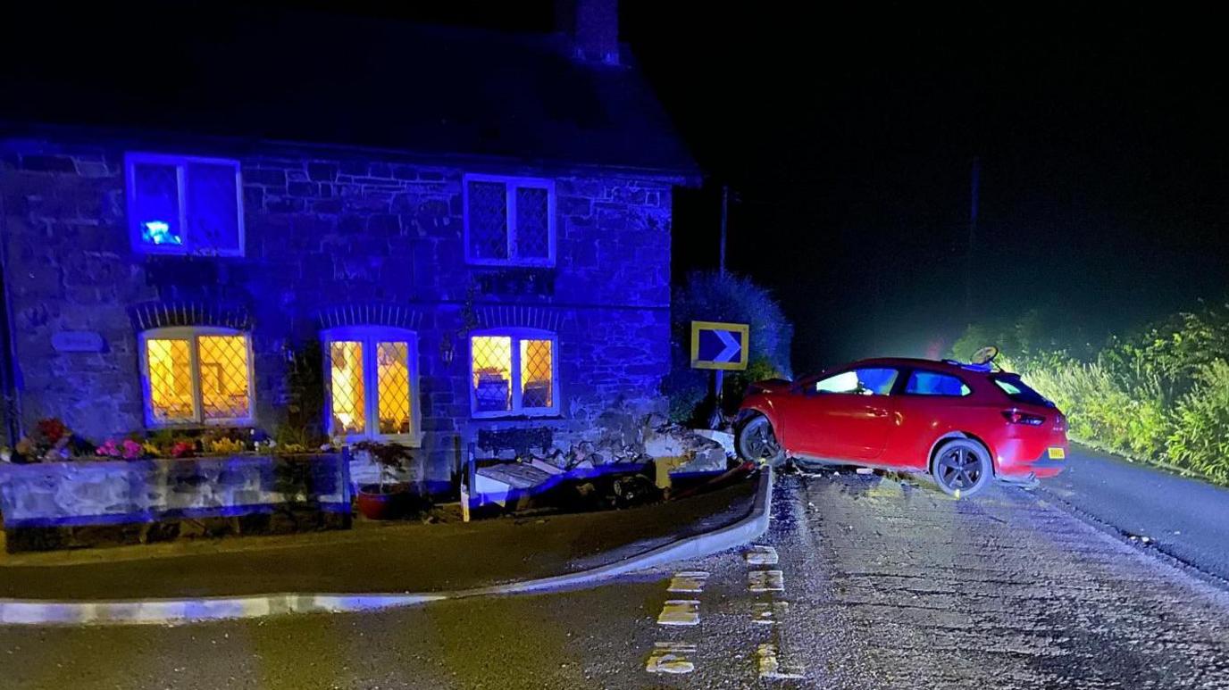 Car wedi taro cartref yn Nhalerddig