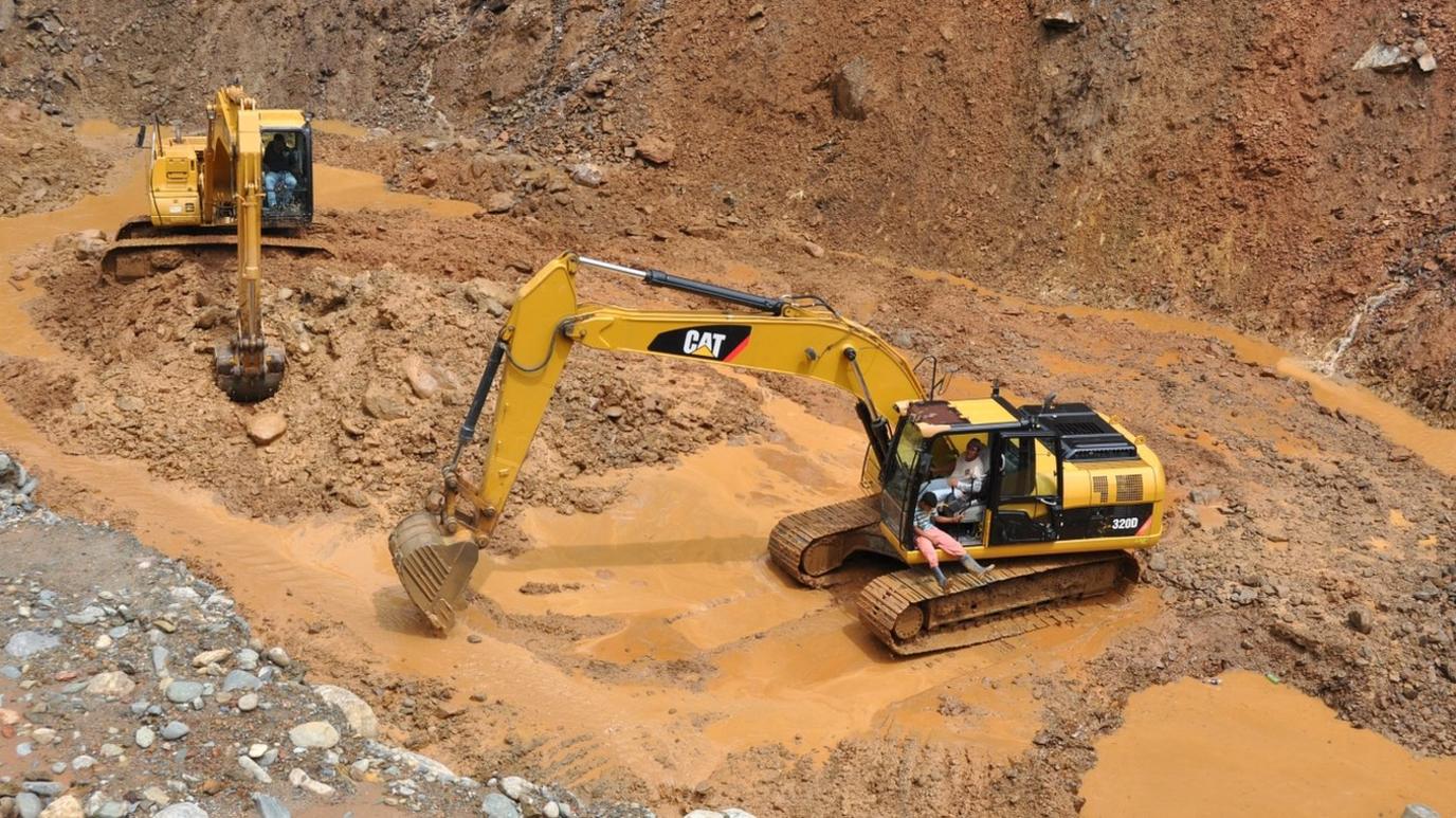 Diggers at Putumayo gold mine