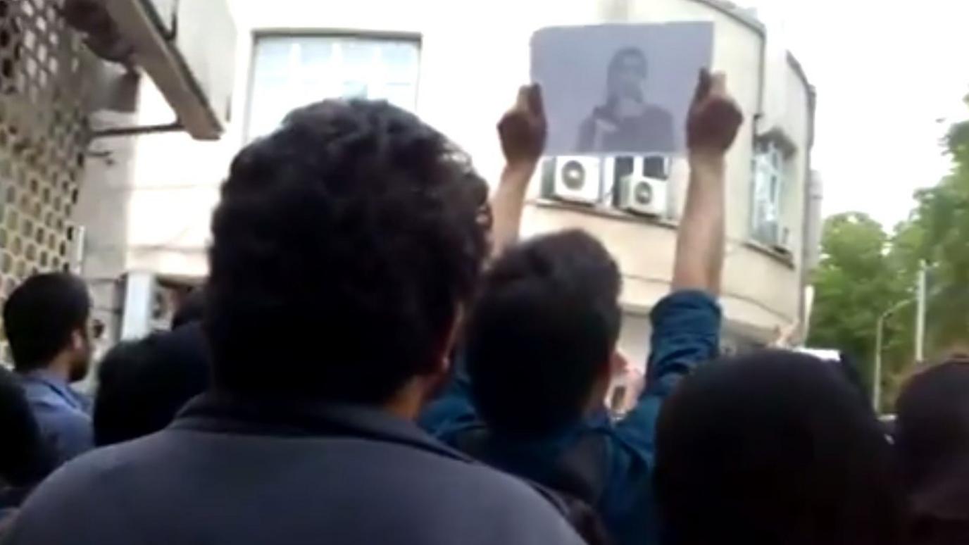 Online video purportedly showing relatives of Iranian political prisoners outside President Hassan Rouhani's office in Tehran (22 April 2014)