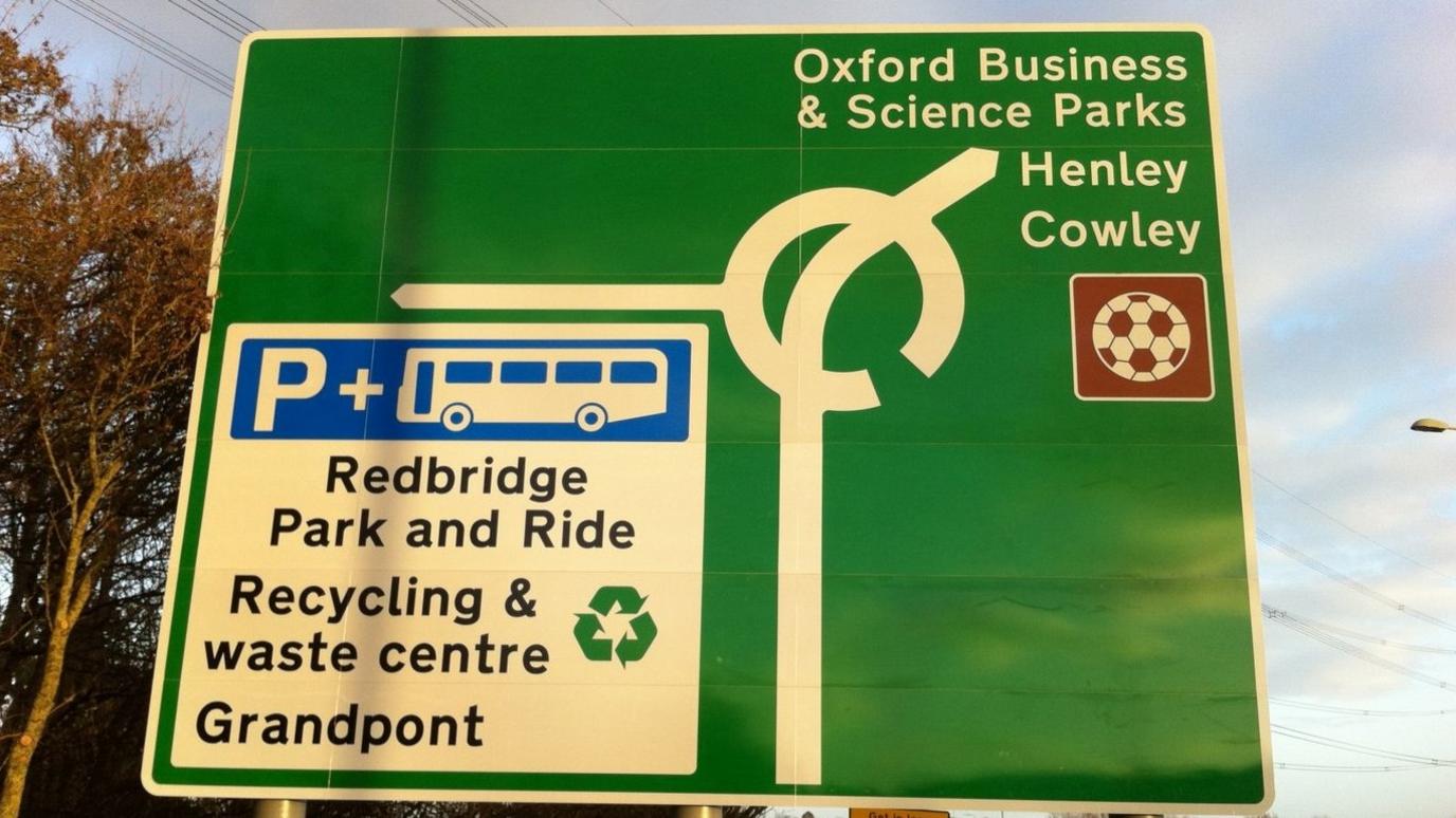 Kennington Roundabout sign