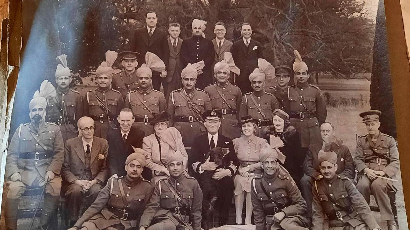 Sheikh Abdul Hamid a milwyr o'r Cwmni Indiaidd