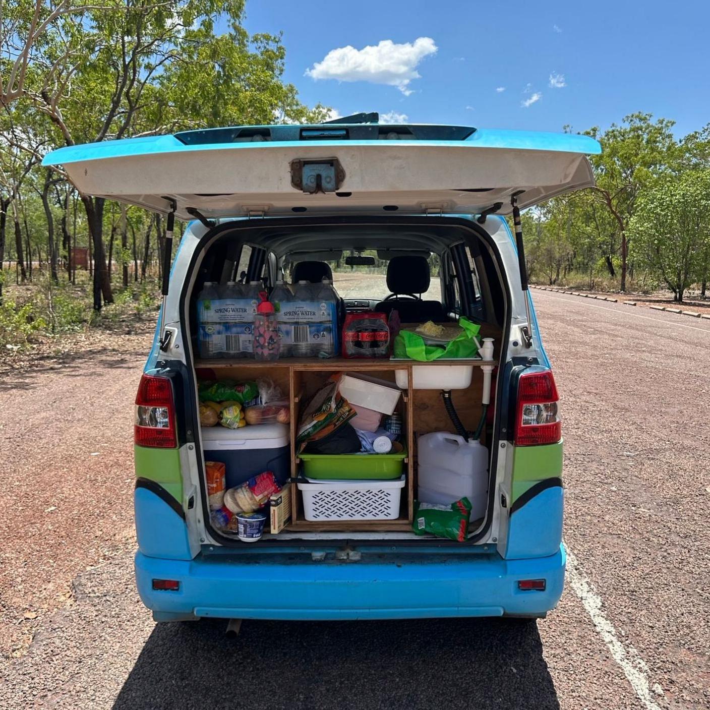 Yr campervan ar ôl siopa! Stop cyntaf roedd Oriel Cynfrodorol Ubirr yn Parc Genelaethol Kakadu.