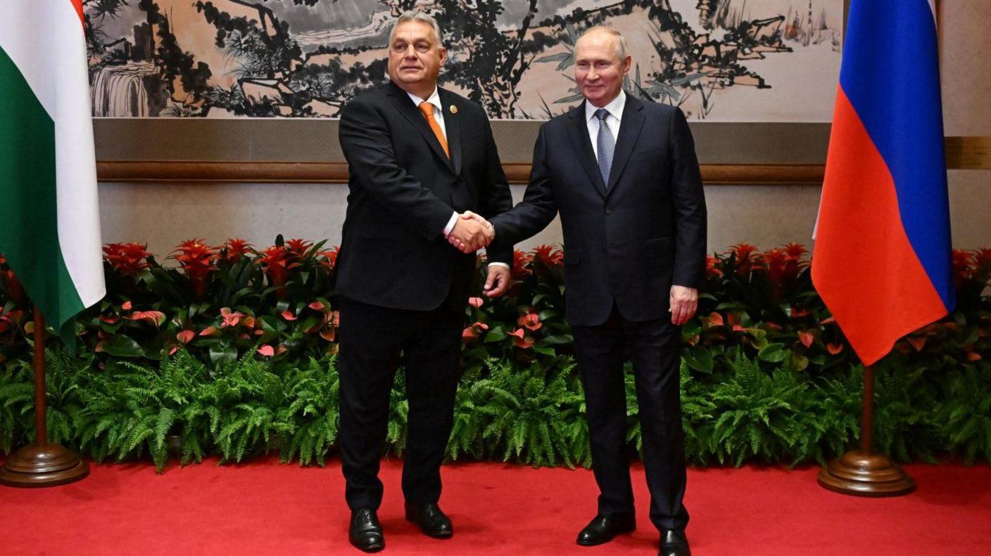 Viktor Orban (left) and Vladimir Putin shake hands at a summit in Beijing, China. Photo: 17 October 2023