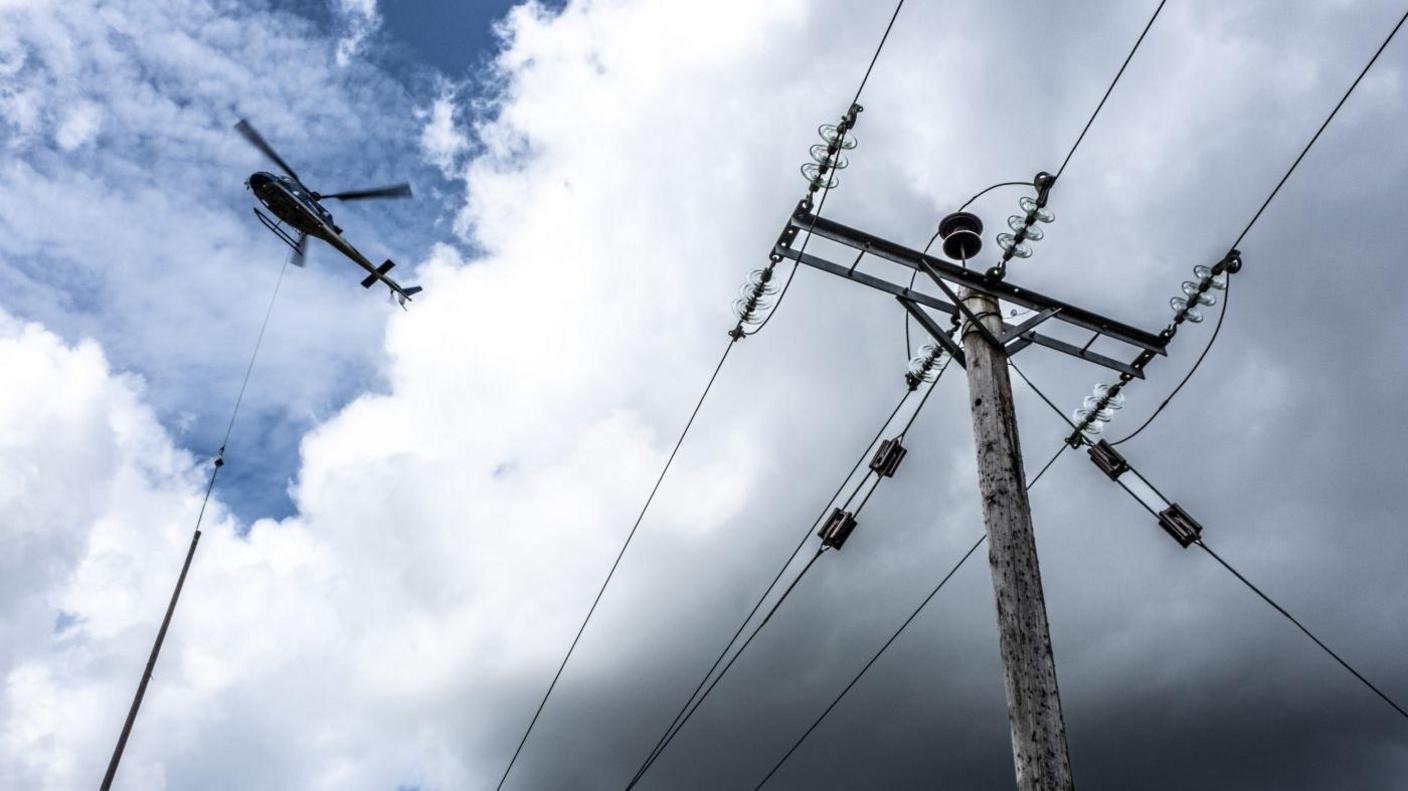 Pòla dealain le heileacoptair a' sgèith