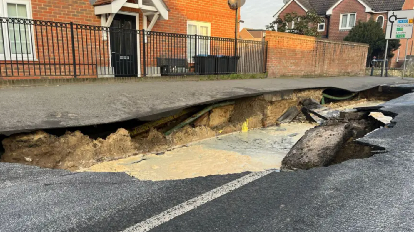 Close up of the sinkhole 