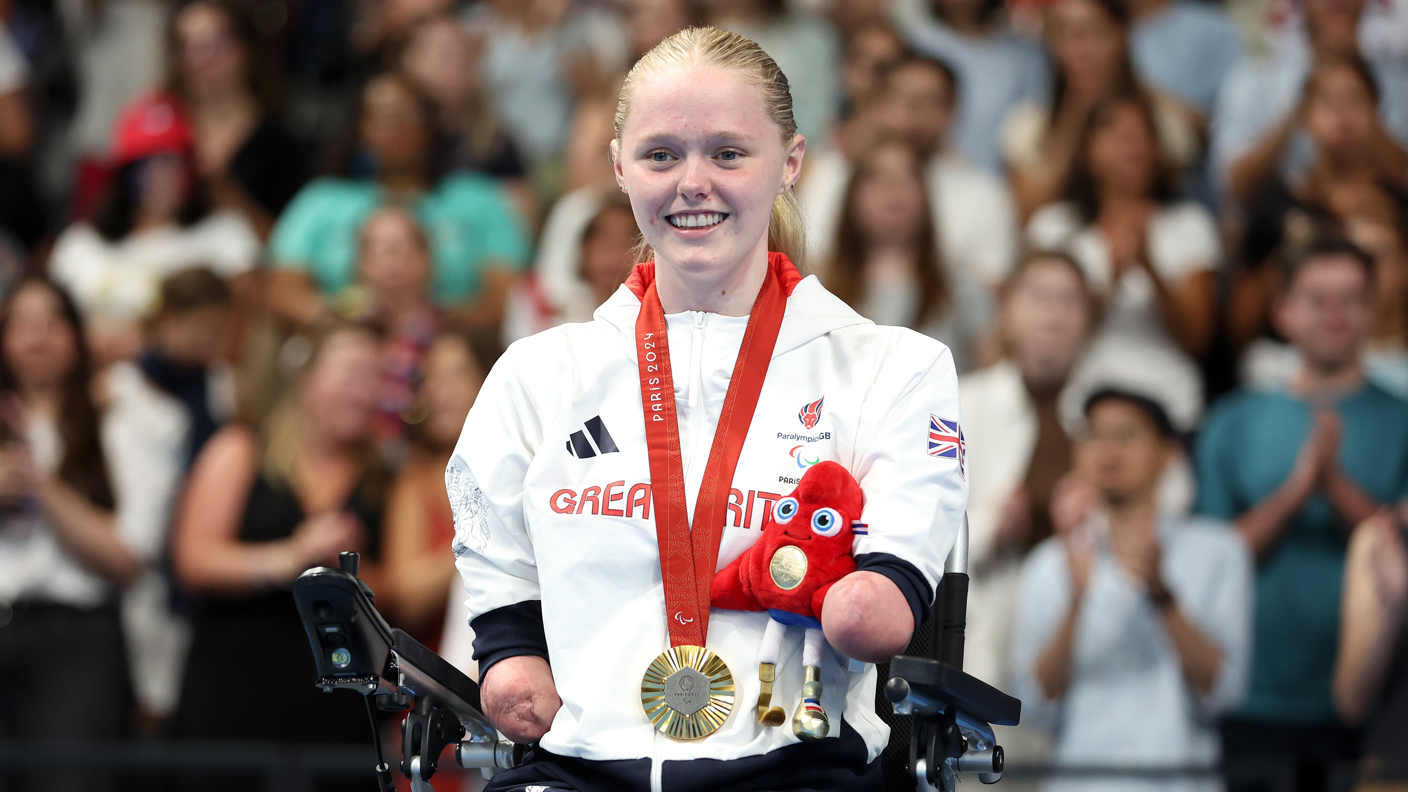 Ellie Challis wearing her gold medal on the podium at the Paris Paralympics