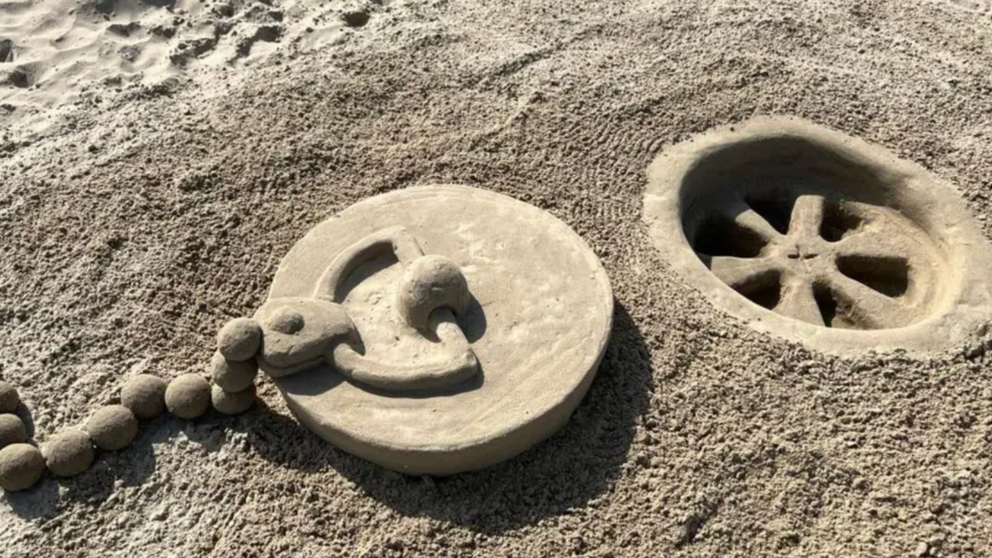 Plug and plughole made out of sand.