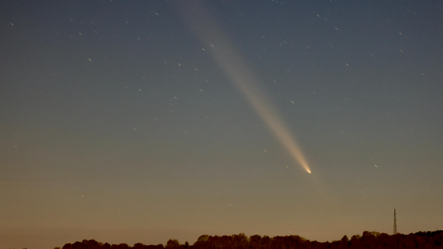 Image of a comet in the night sky