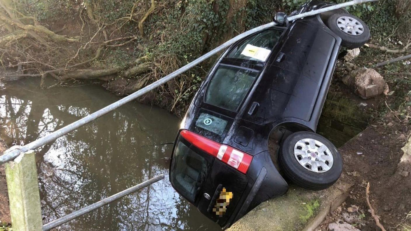 Car in Diseworth Brook